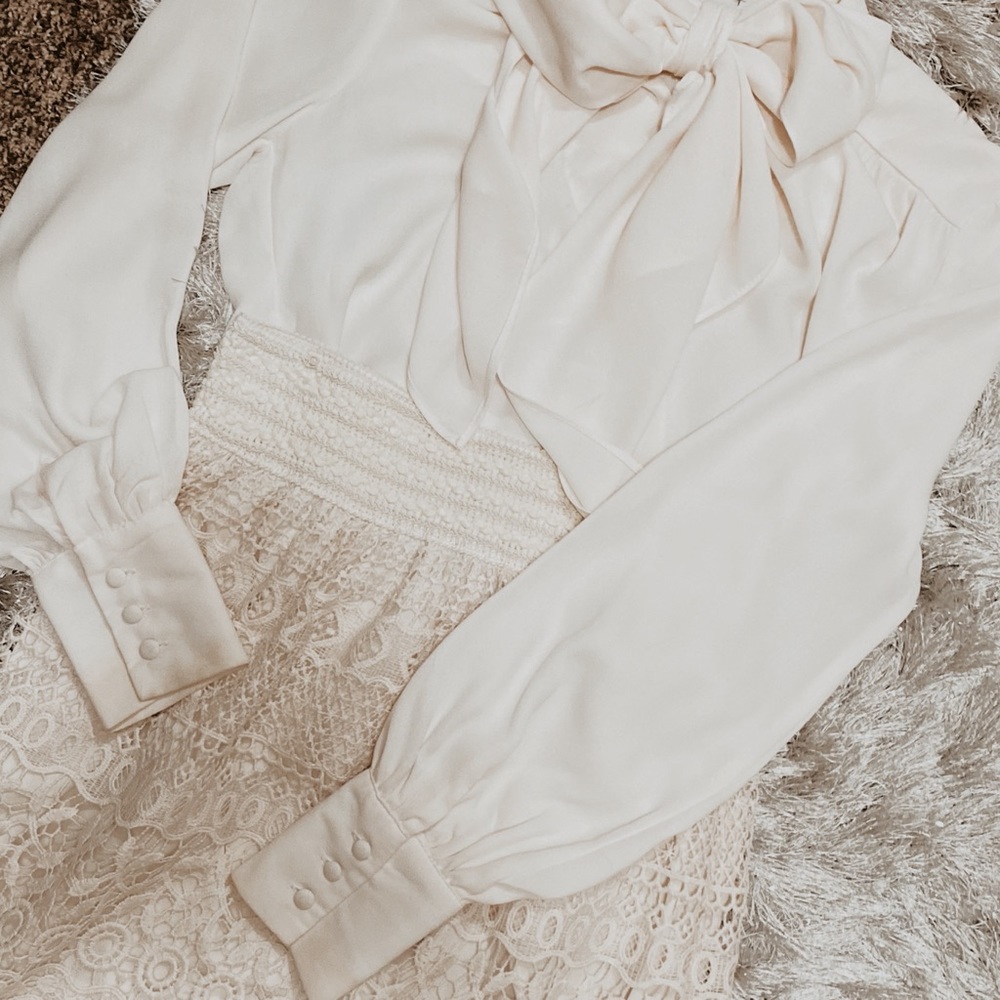 • cream lace skirt